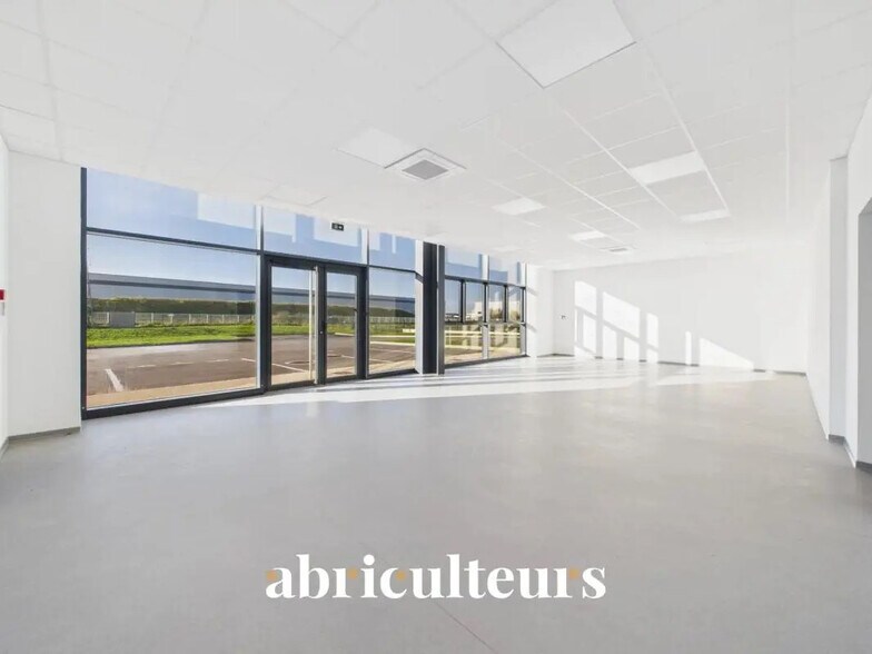 Industriel/Logistique dans Chartres à vendre - Photo de l’immeuble – Image 3 sur 5