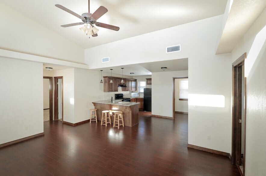 111 E St, Elgin, OK à vendre - Photo de l’immeuble – Image 2 sur 8