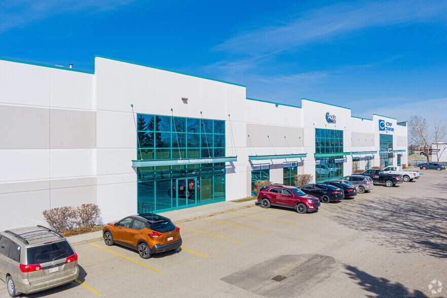2151 32nd St NE, Calgary, AB à louer - Photo de l’immeuble – Image 2 sur 6