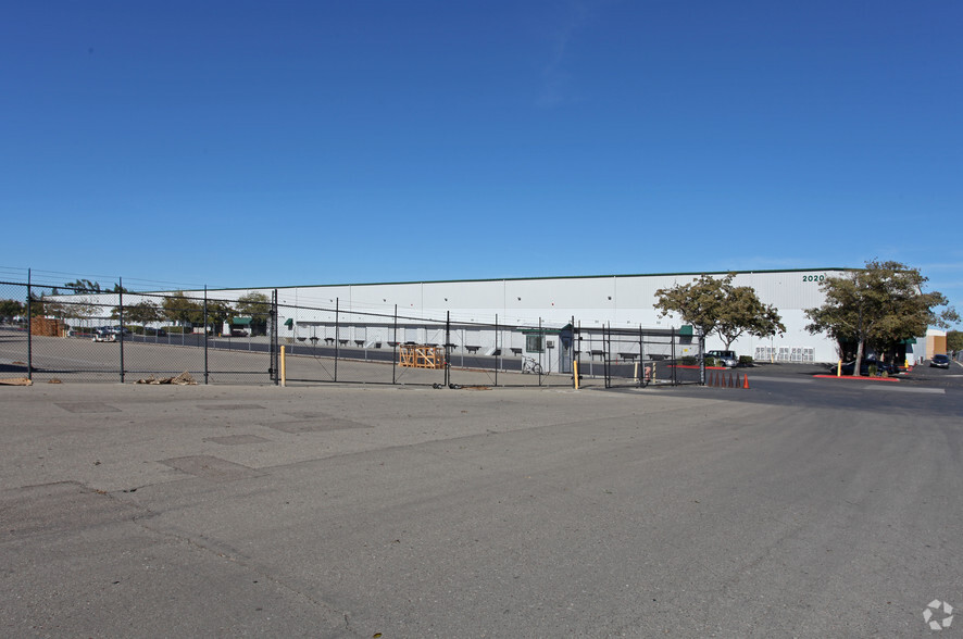 2020 N MacArthur Dr, Tracy, CA à louer - Photo principale – Image 1 sur 4