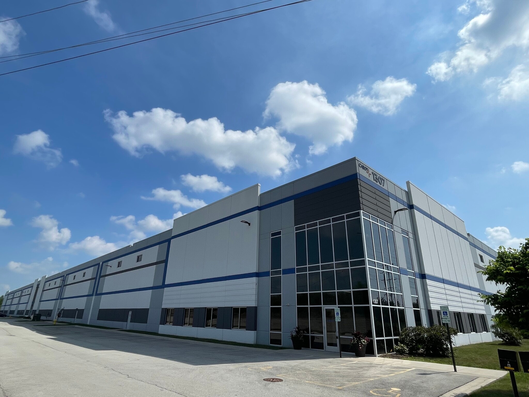 1307 N Lombard Rd, Lombard, IL à louer Photo de l’immeuble– Image 1 sur 2