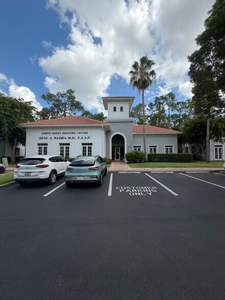9160 Galleria Ct, Naples, FL à louer - Photo de l’immeuble – Image 2 sur 16