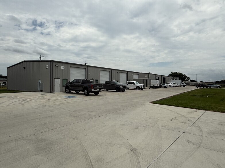 299 Navarro Drive portefeuille de 2 biens à vendre sur LoopNet.fr - Photo principale – Image 1 sur 42