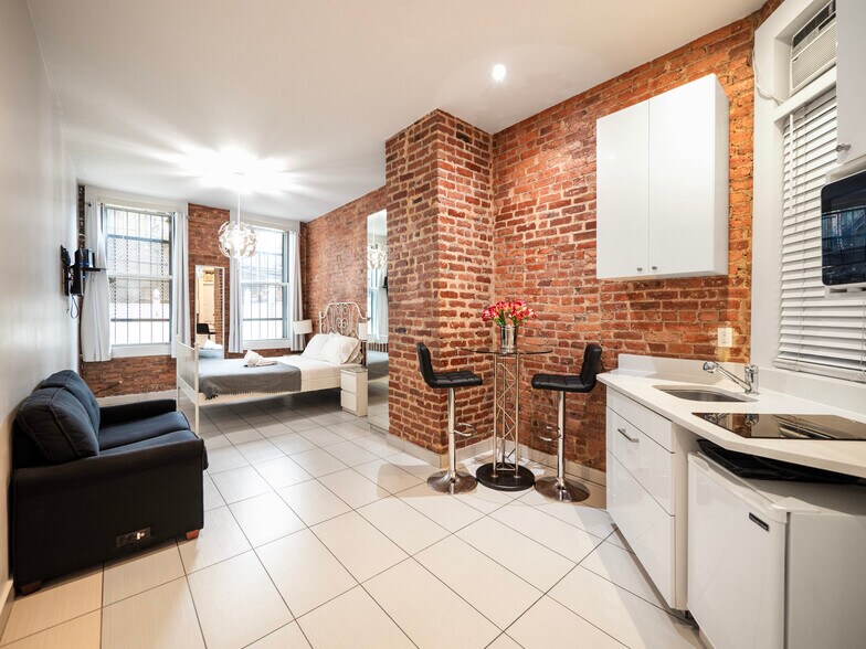 135 E 110th St, New York, NY à vendre - Photo de l’immeuble – Image 2 sur 8