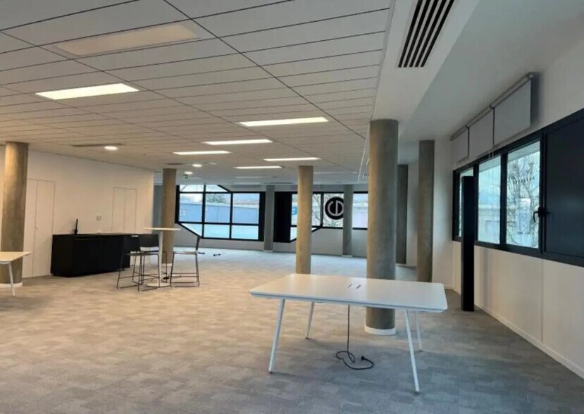 Bureau dans CHAMPAGNE-AU-MONT-D'OR à louer - Photo de l’immeuble – Image 3 sur 12