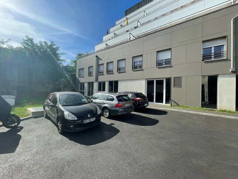 Local d'activités dans Ivry-sur-Seine à vendre - Photo de l’immeuble – Image 2 sur 10