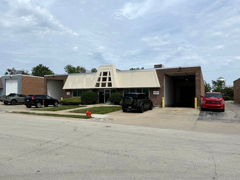 353-355 Crossen Ave, Elk Grove Village, IL à vendre - Photo de l’immeuble – Image 2 sur 13