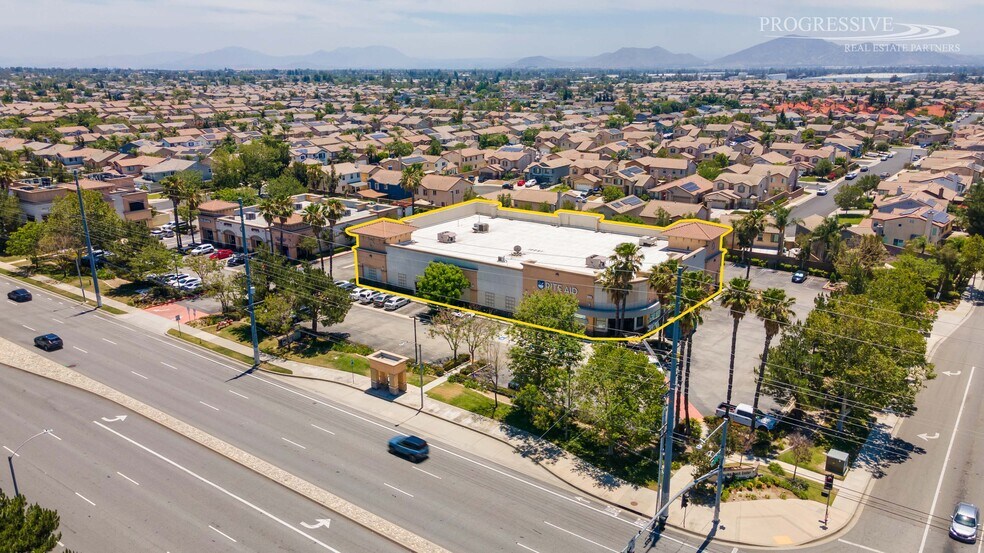 15375 Baseline Ave, Fontana, CA à louer - Photo de l’immeuble – Image 3 sur 11