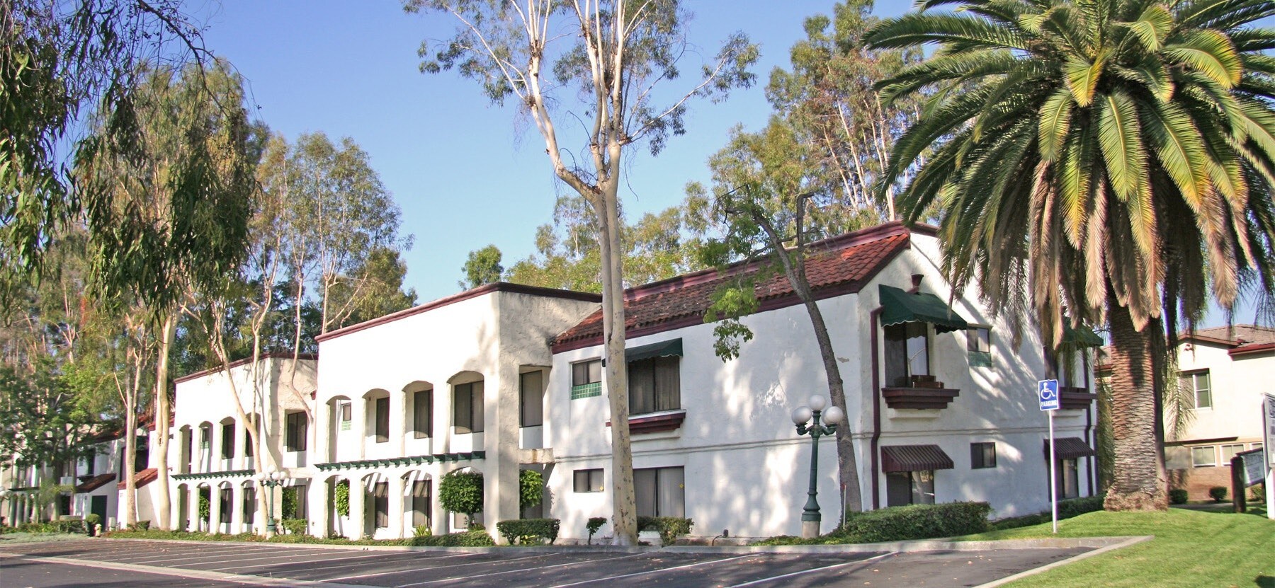 1274 Center Court Dr, Covina, CA à louer Photo principale– Image 1 sur 4