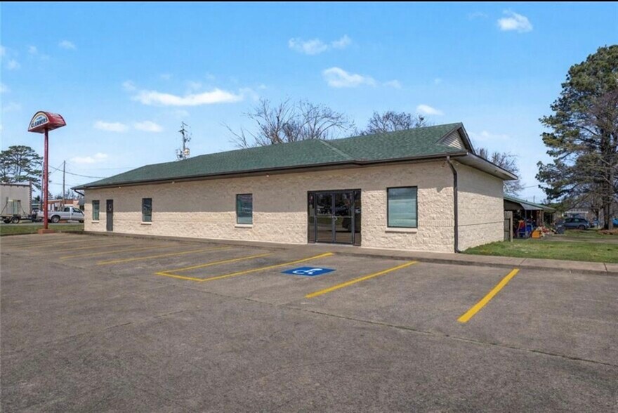 800 Highland Ave, Springdale, AR à louer - Photo de l’immeuble – Image 1 sur 7