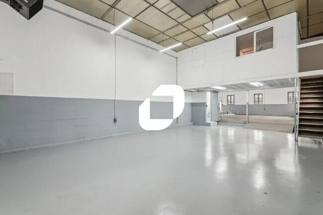 Plus de détails pour Local d’activités à vendre