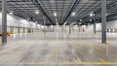 41-43 Runway Rd, Levittown, PA à louer Photo intérieure– Image 2 sur 5