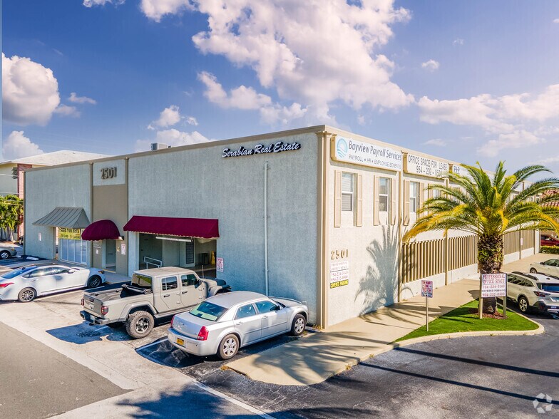 2501 E Commercial Blvd, Fort Lauderdale, FL à louer - Photo de l’immeuble – Image 1 sur 10