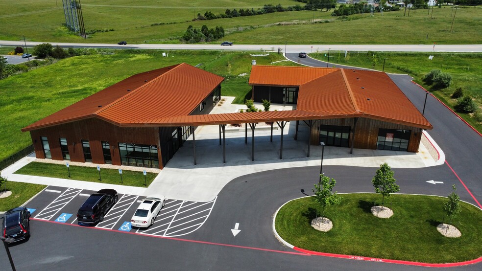 665 Lifecore Dr, Fishersville, VA à louer - Photo de l’immeuble – Image 2 sur 12