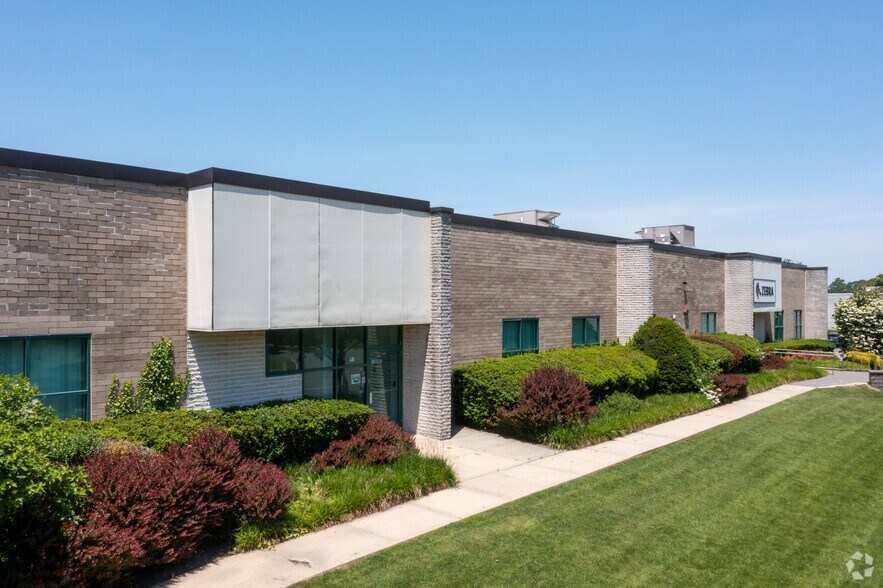 60 Plant Ave, Hauppauge, NY à louer - Photo de l’immeuble – Image 2 sur 6