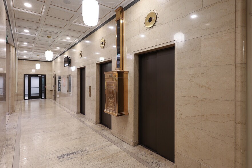 77 Monroe Center St NW, Grand Rapids, MI à louer - Hall d’entrée – Image 2 sur 13