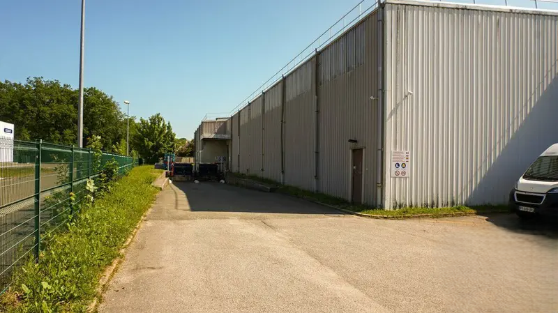 Local d’activités dans Mainvilliers à louer - Photo de l’immeuble – Image 3 sur 4