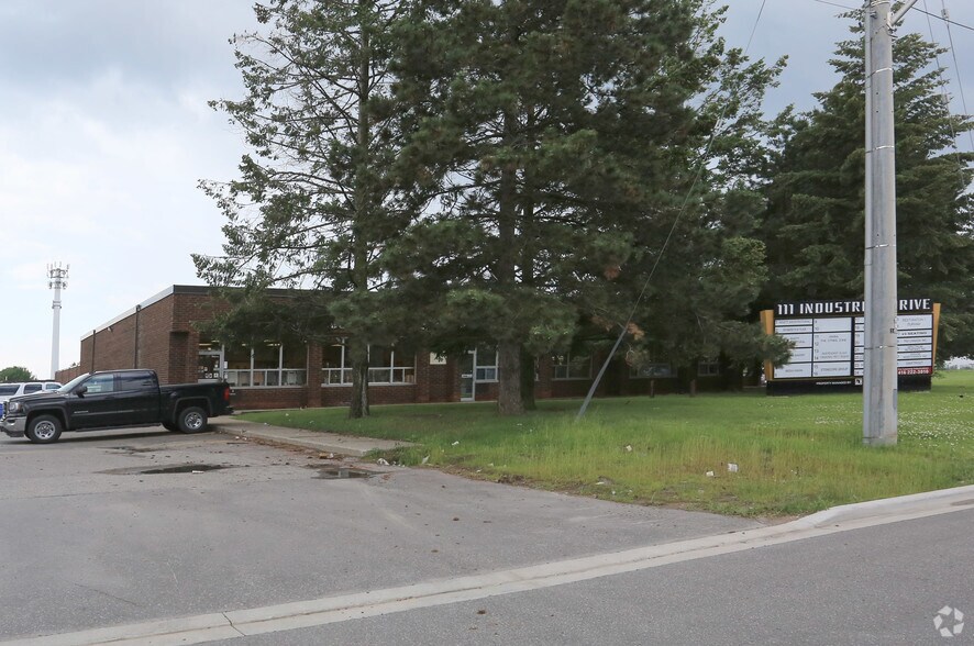 111 Industrial Dr, Whitby, ON à louer - Photo principale – Image 1 sur 9