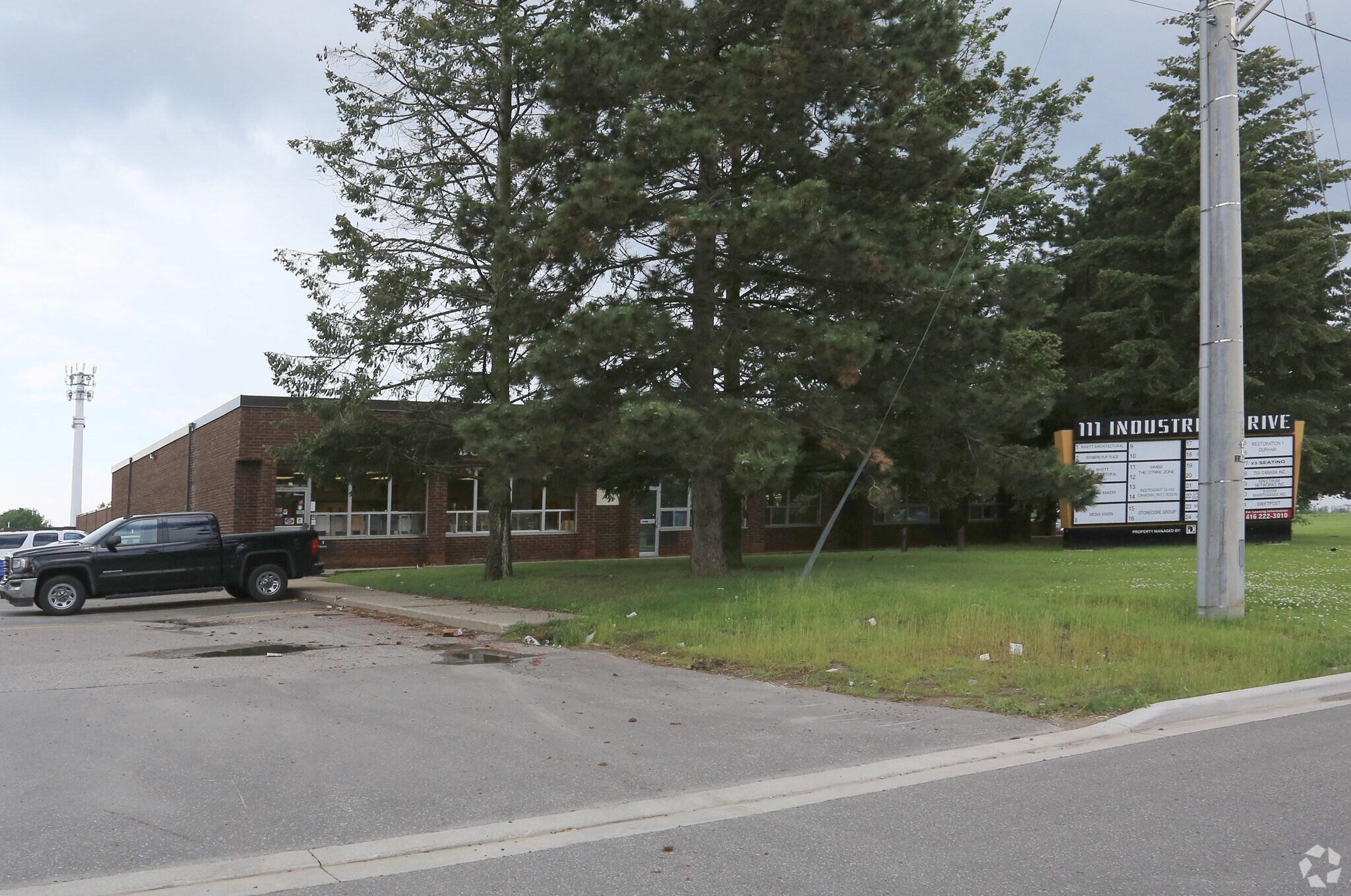 111 Industrial Dr, Whitby, ON à louer Photo principale– Image 1 sur 10