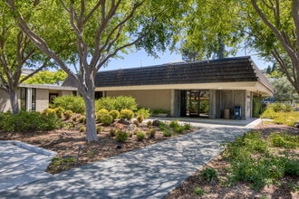 352-376 Ignacio Blvd, Novato, CA à louer Photo de l’immeuble– Image 1 sur 4