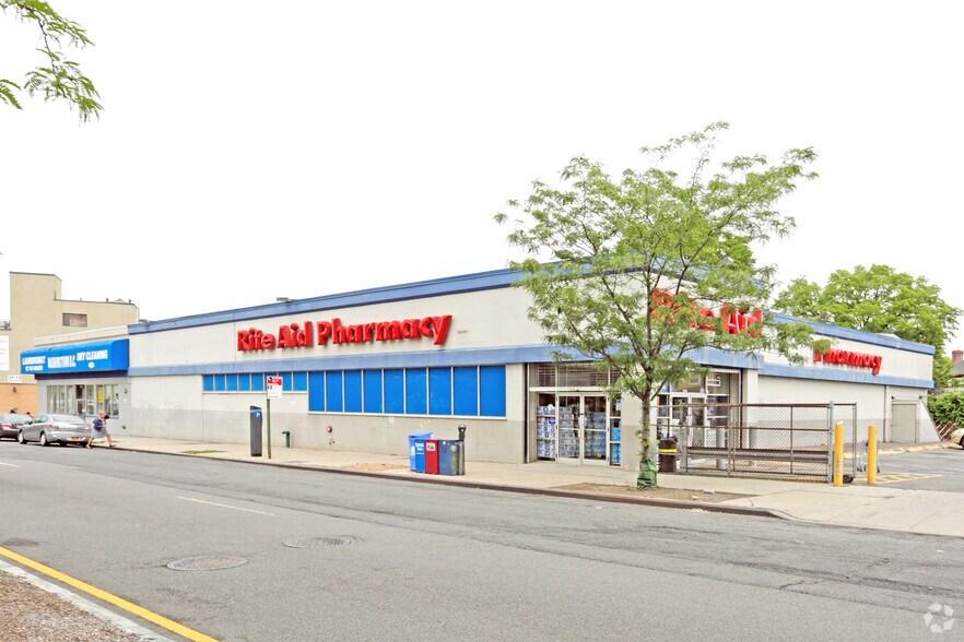 27-01-27-07 Francis Lewis Blvd Blvd, Flushing, NY à vendre - Photo principale – Image 1 sur 2