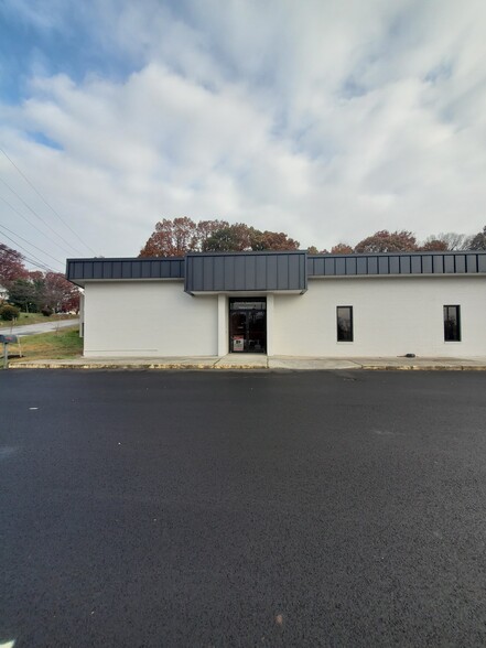 3361 Melrose Ave NW, Roanoke, VA à louer - Photo de l’immeuble – Image 1 sur 8