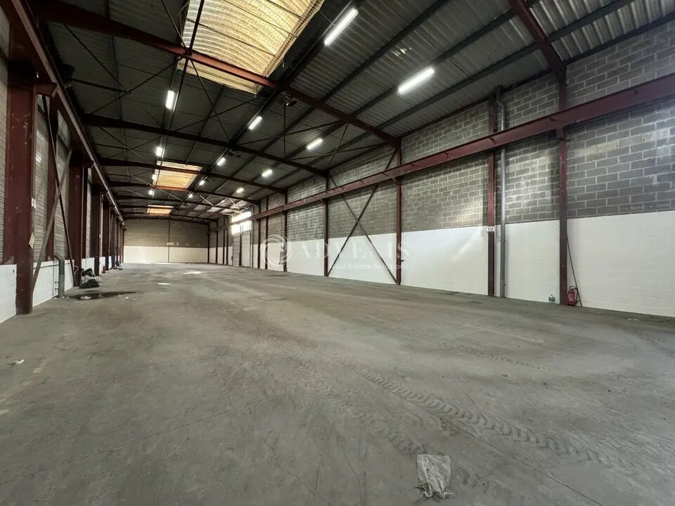 Local d’activités dans Le Thillay à louer Photo de l’immeuble– Image 1 sur 7