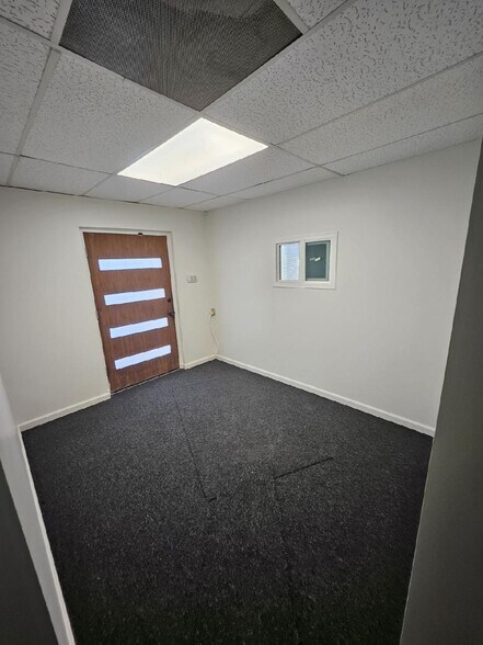 20952-20958 Nordhoff St, Canoga Park, CA à louer - Photo intérieure – Image 2 sur 14