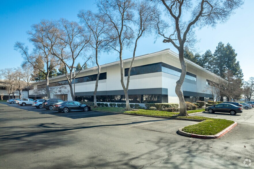 3831 N Freeway Blvd, Sacramento, CA à louer - Photo de l’immeuble – Image 2 sur 15