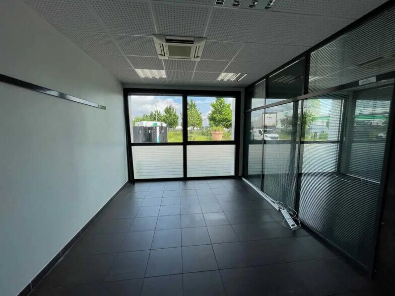 Bureau dans Breuil-le-Sec à louer - Photo de l’immeuble – Image 1 sur 1