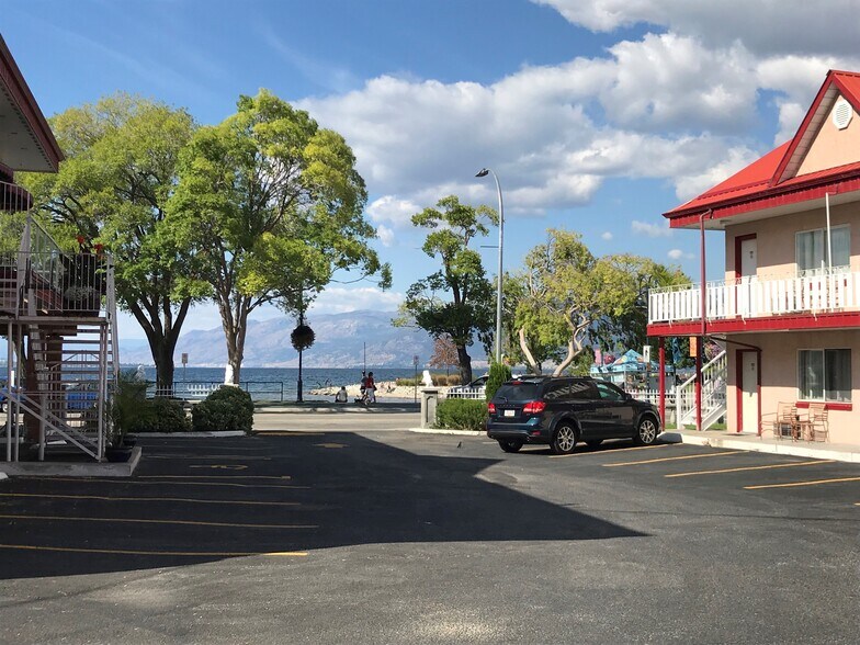 274 Lakeshore Dr, Penticton, BC à vendre - Photo de l’immeuble – Image 2 sur 13