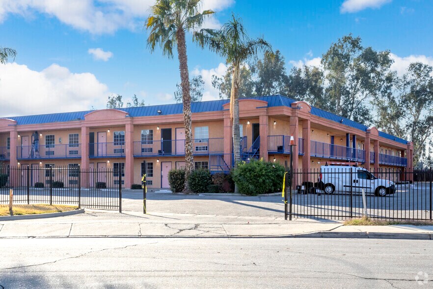 2700 White Ln, Bakersfield, CA à vendre - Photo de l’immeuble – Image 3 sur 81