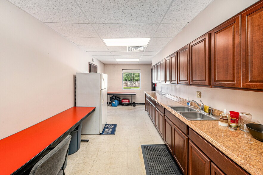 7714 Prospect Ave, Kansas City, MO à vendre - Photo de l’immeuble – Image 3 sur 7