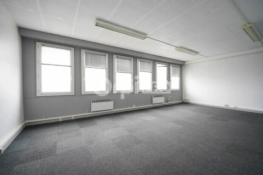 Bureau dans Vénissieux à louer - Photo de l’immeuble – Image 2 sur 9