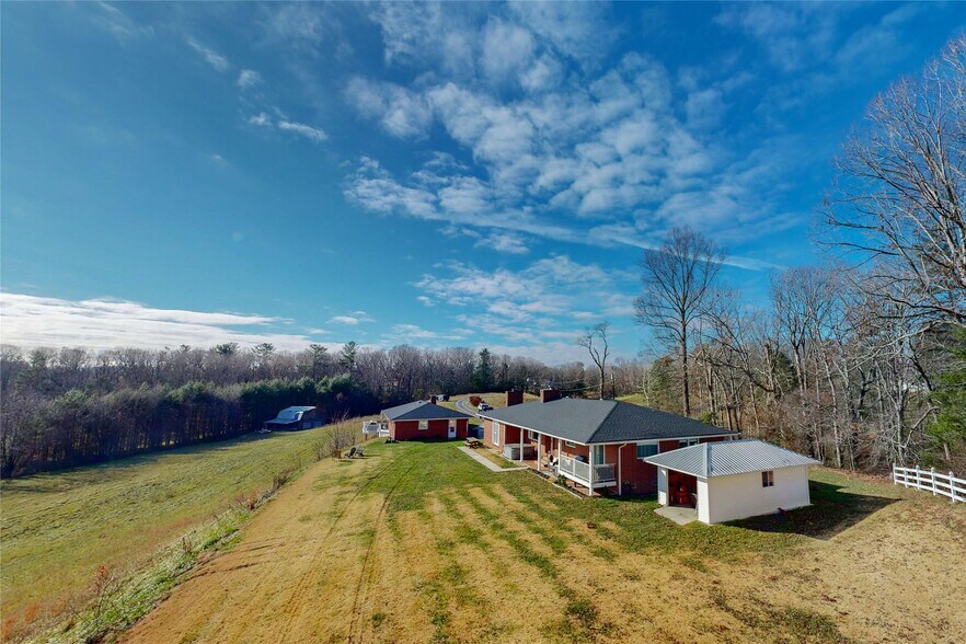598 Miles View Drive, Mills River, NC à vendre - Photo de l’immeuble – Image 2 sur 22
