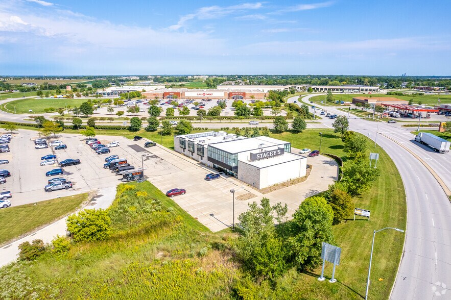 11101-11148 Plum Dr, Urbandale, IA à louer - Aérien – Image 3 sur 18