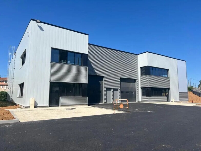 Bureau dans Pierre-Bénite à louer - Photo de l’immeuble – Image 2 sur 3