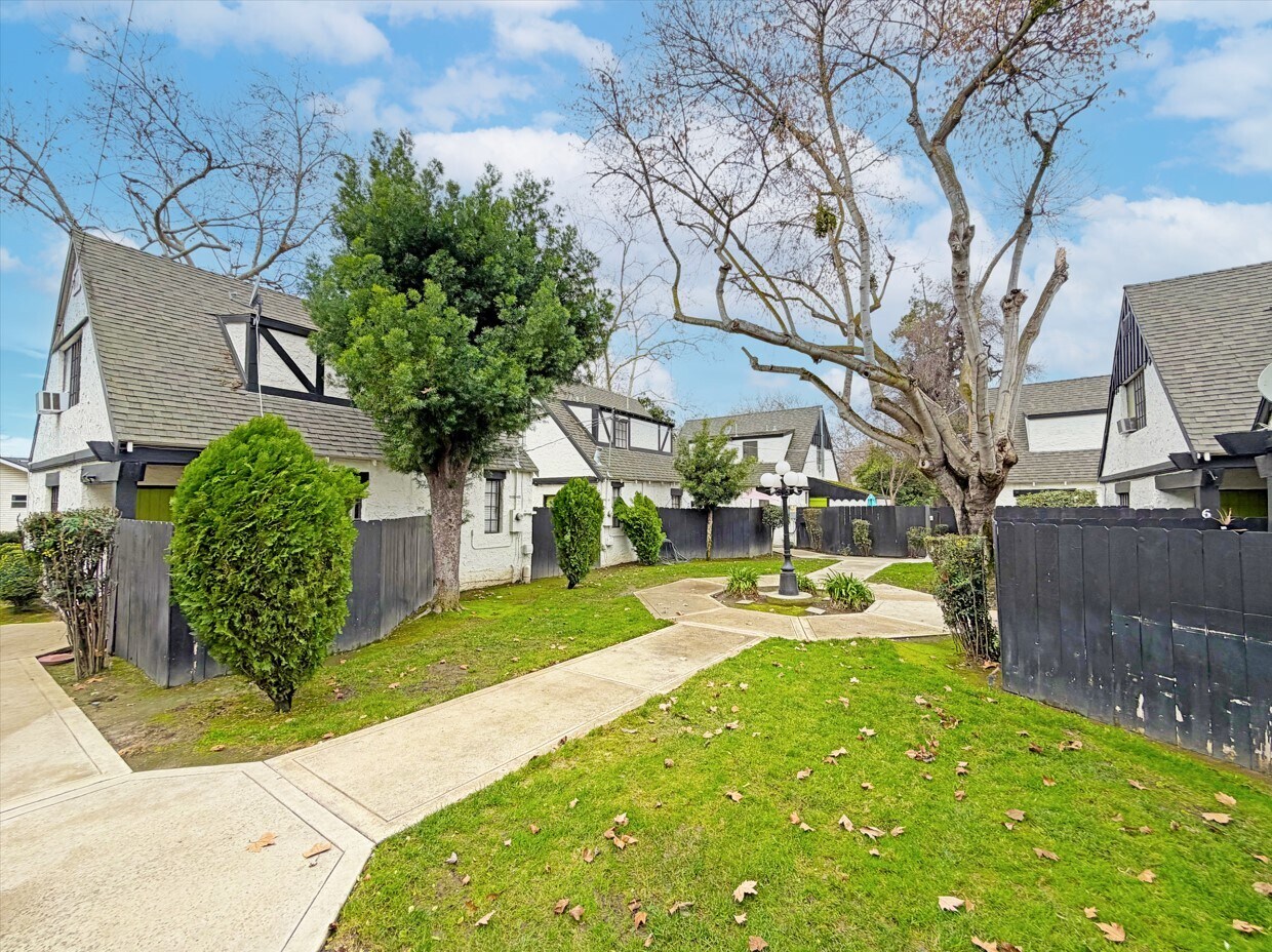 607 E Marshall St, Turlock, CA à vendre Photo principale– Image 1 sur 10