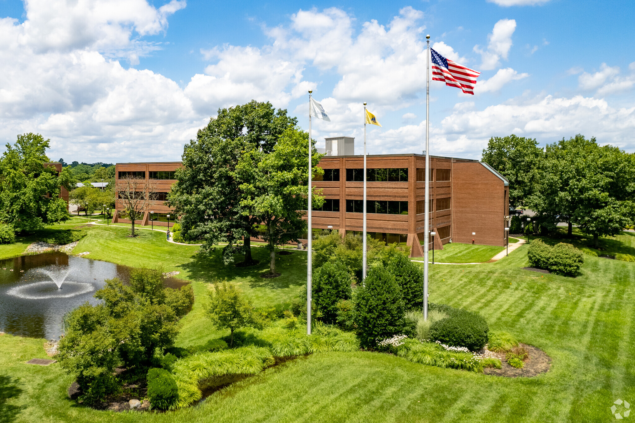 305 Fellowship Rd, Mount Laurel, NJ à louer Photo de l’immeuble– Image 1 sur 5