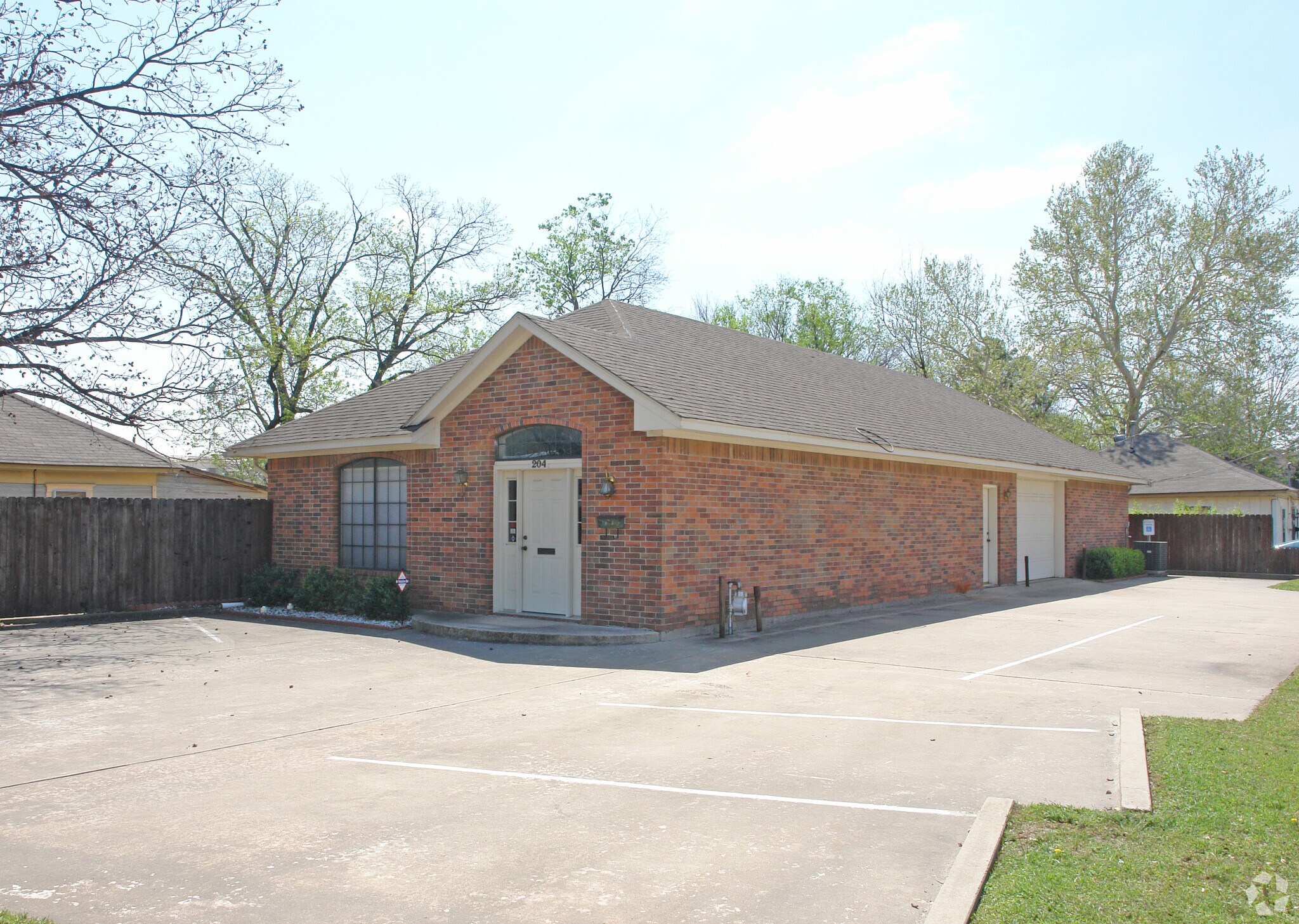 204 E Prairie St, Denton, TX à louer Photo principale– Image 1 sur 4