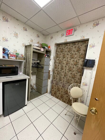 59 Sunrise hwy, East Islip, NY à louer - Photo de l’immeuble – Image 2 sur 17