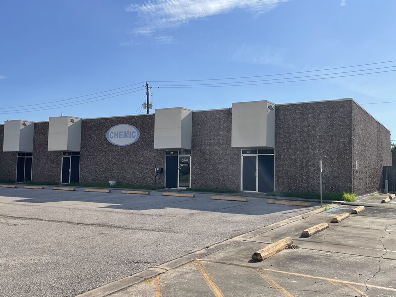 903 S 8th St, La Porte, TX à louer - Photo de l’immeuble – Image 2 sur 19