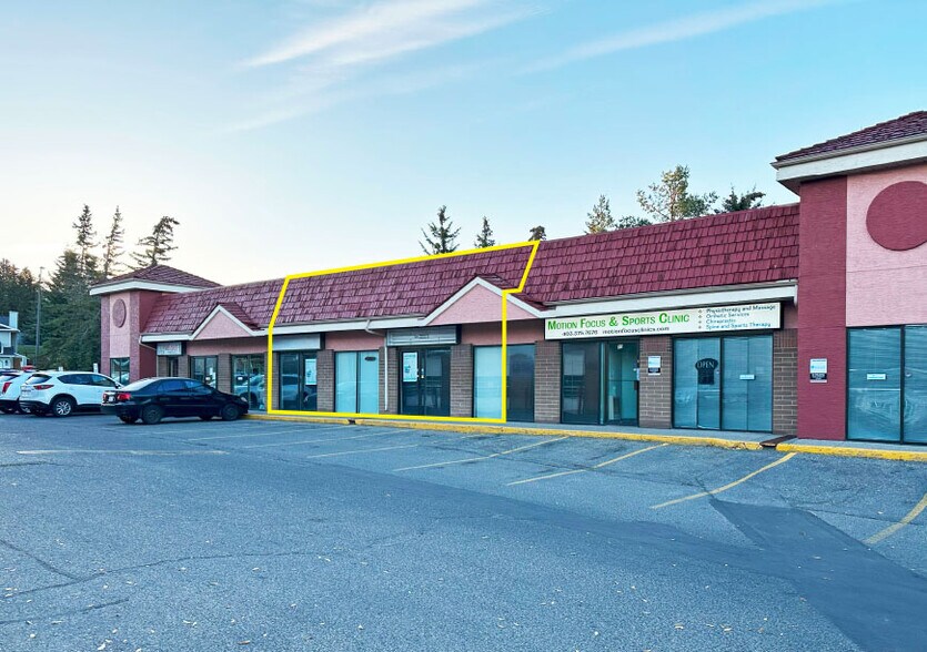 217 Hawksbrow Dr NW, Calgary, AB à louer - Photo principale – Image 1 sur 4