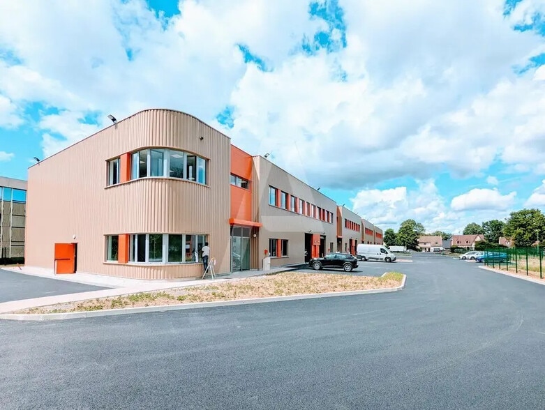 Local d’activités dans  à louer - Photo de l’immeuble – Image 2 sur 8