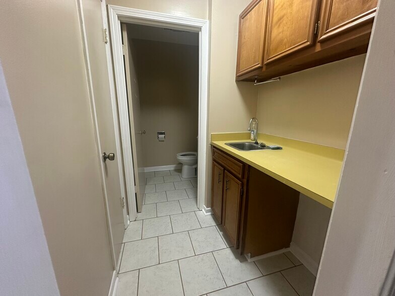 8676 Goodwood Blvd, Baton Rouge, LA à louer - Photo de l’immeuble – Image 3 sur 12