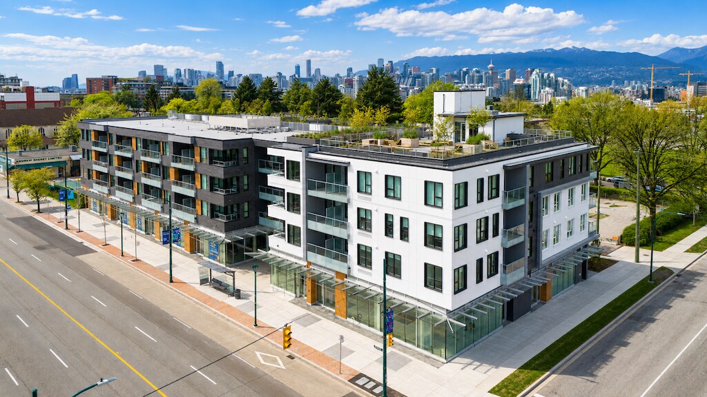 451-471 E Broadway, Vancouver, BC à vendre Photo de l’immeuble– Image 1 sur 8