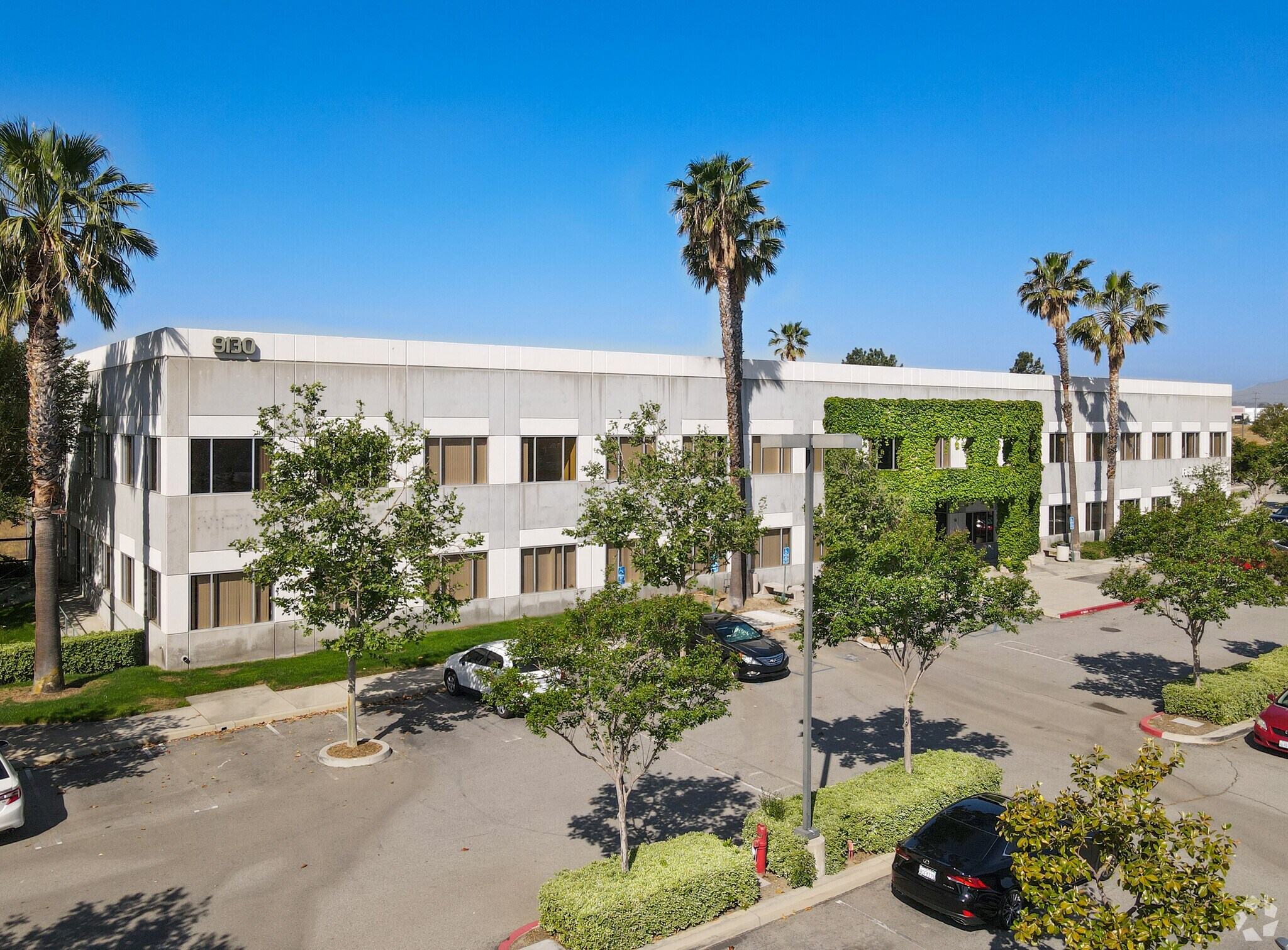 9130 Anaheim Pl, Rancho Cucamonga, CA à louer Photo principale– Image 1 sur 6
