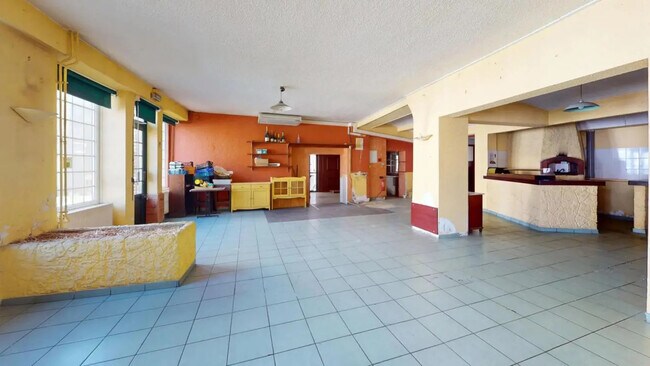 Plus de détails pour 2 Rue Ernest Et Paul Picard, Le Mesnil-Saint-Denis - Local commercial à vendre