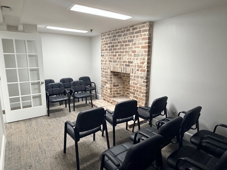 21 Barnard St, Savannah, GA à louer - Photo de l’immeuble – Image 3 sur 7