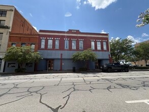112 N Travis St, Sherman, TX à louer Photo intérieure– Image 1 sur 48